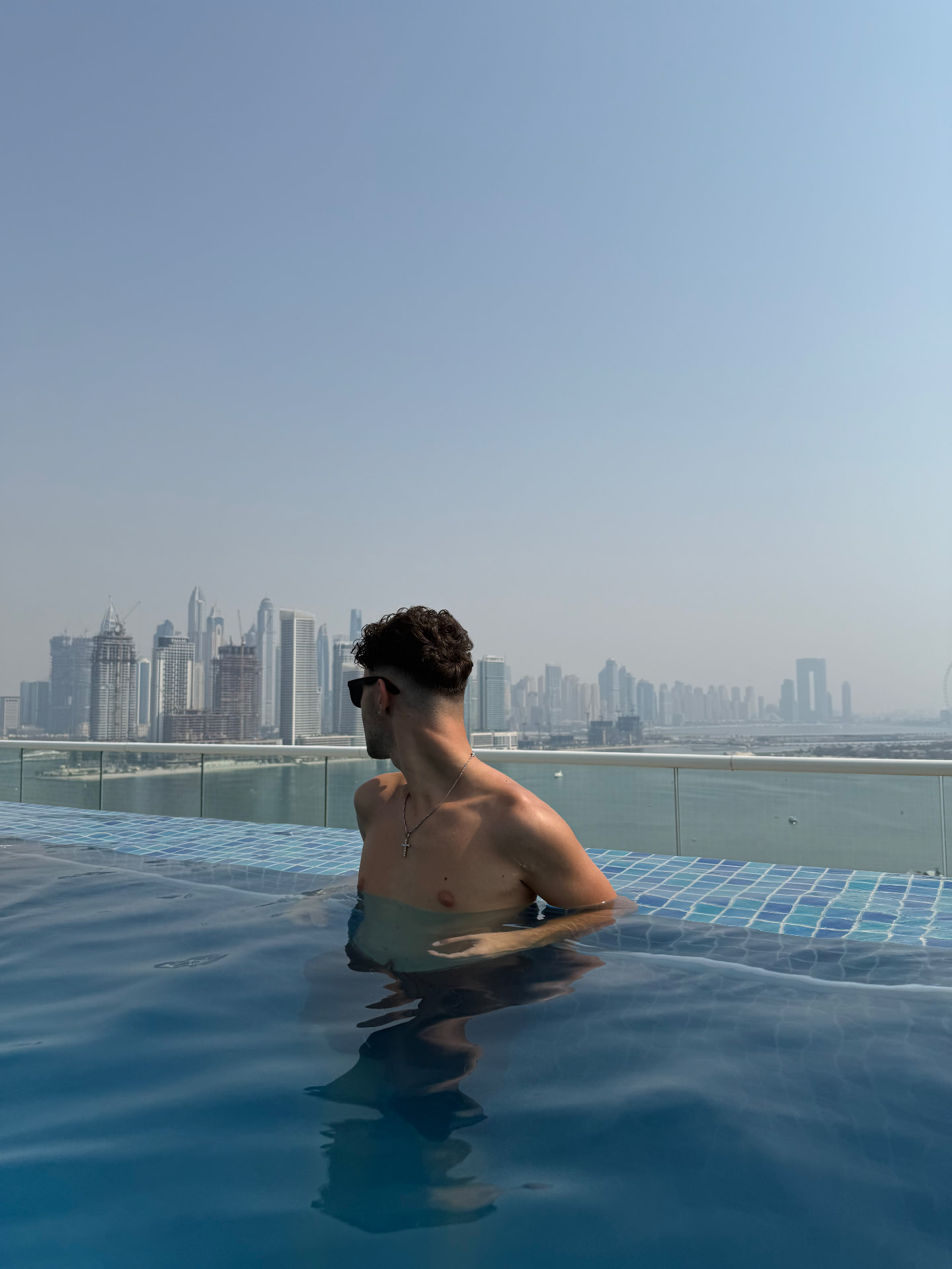 Antonio Polistena in piscina con vista sull'oceano